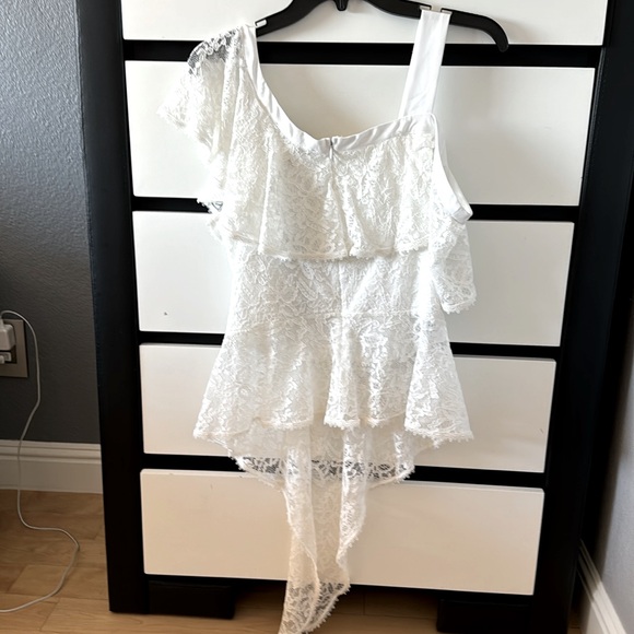 BCBG medium top, white lace, off the shoulder on one side made in Vietnam - Picture 4 of 5